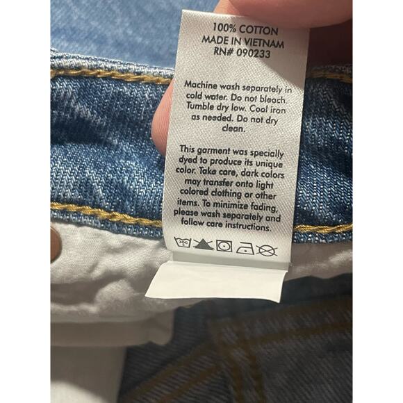 NWT Pacsun Women's Size 25 Distressed Cuffed Hem Denim Mom Shorts Sylvie Blue - Picture 12 of 13